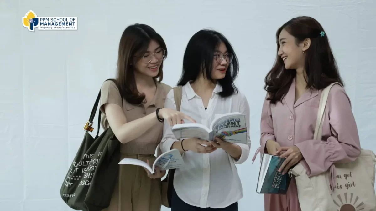 Para Mahasiswi Sedang Diskusi Mengenai Cara Berkomunikasi dengan Baik