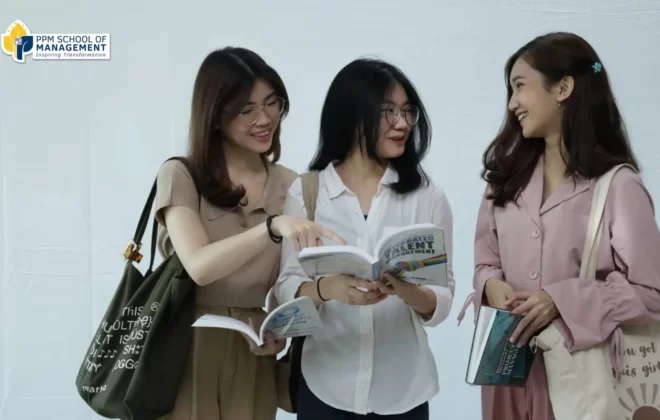 Para Mahasiswi Sedang Diskusi Mengenai Cara Berkomunikasi dengan Baik