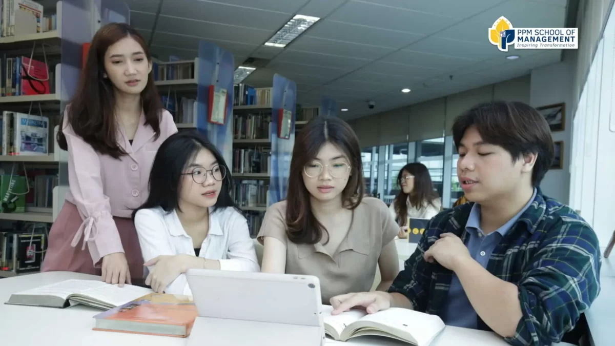 Mahasiswa Sedang berdiskusi mengenai organisasi